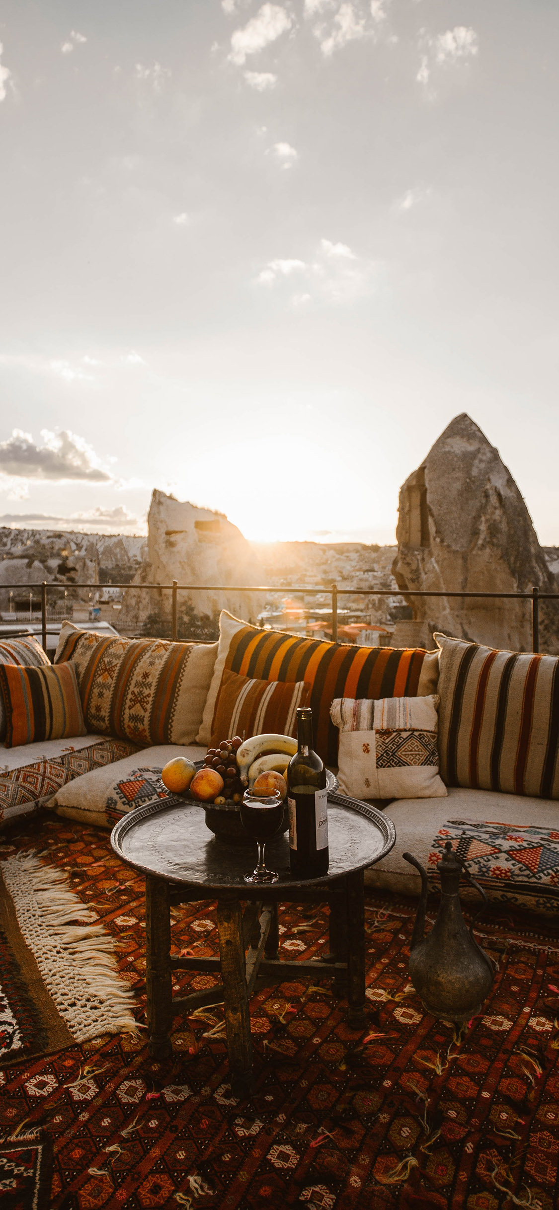 [2436×1125]露天 餐桌 沙发 美酒 水果 苹果手机壁纸图片