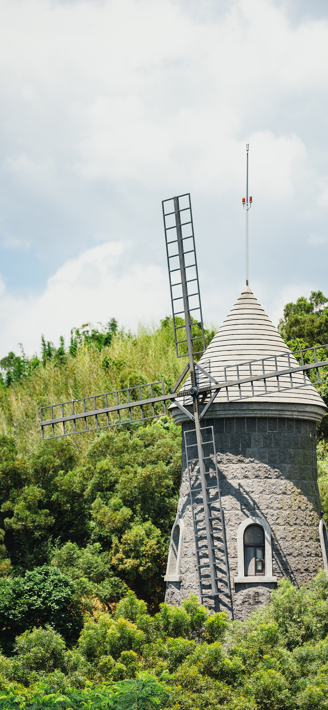 [2436×1125]风车 建筑 户外 树林 苹果手机壁纸图片
