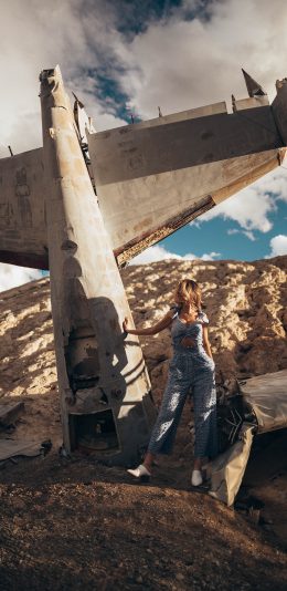 [2436x1125]飞机 废弃 女孩 风景 蓝天白云 苹果手机壁纸图片