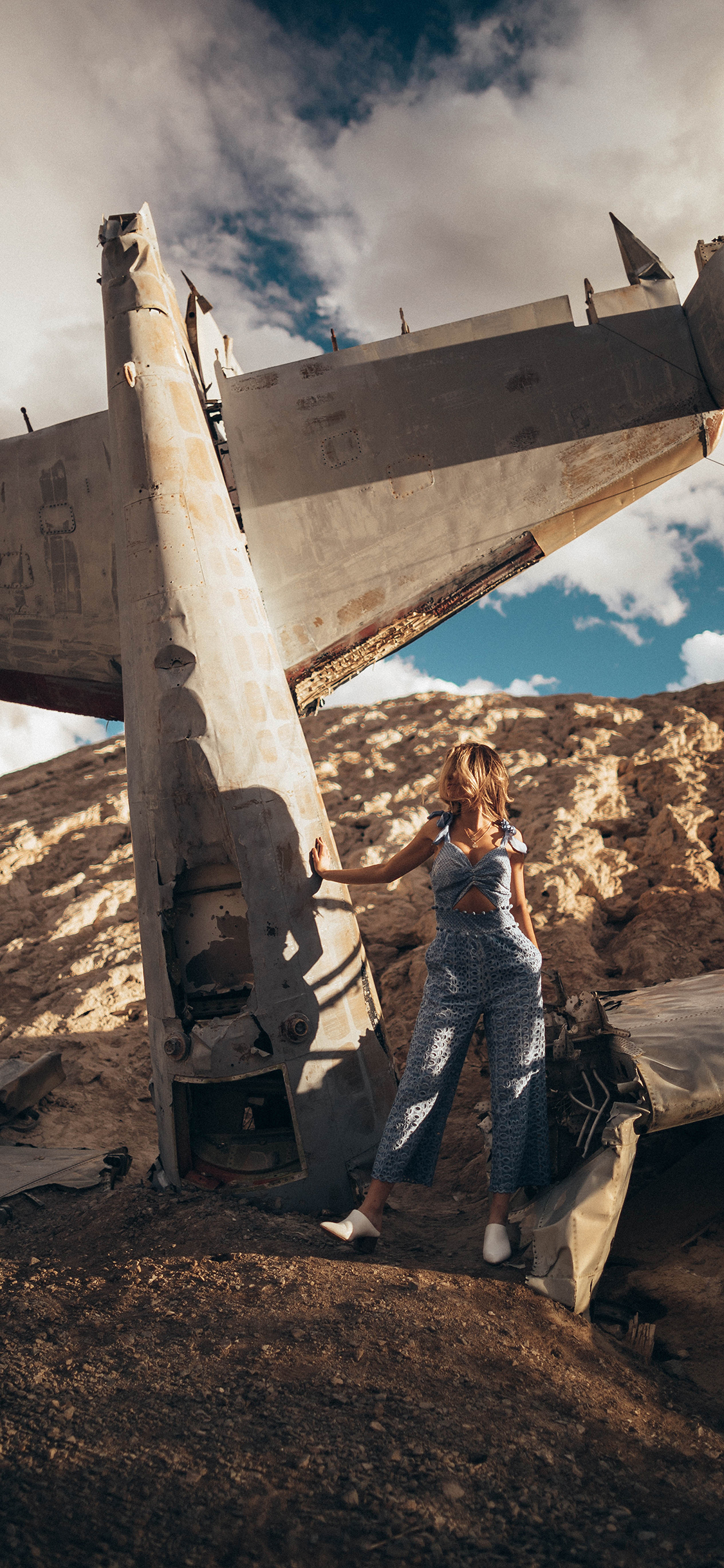 [2436×1125]飞机 废弃 女孩 风景 蓝天白云 苹果手机壁纸图片
