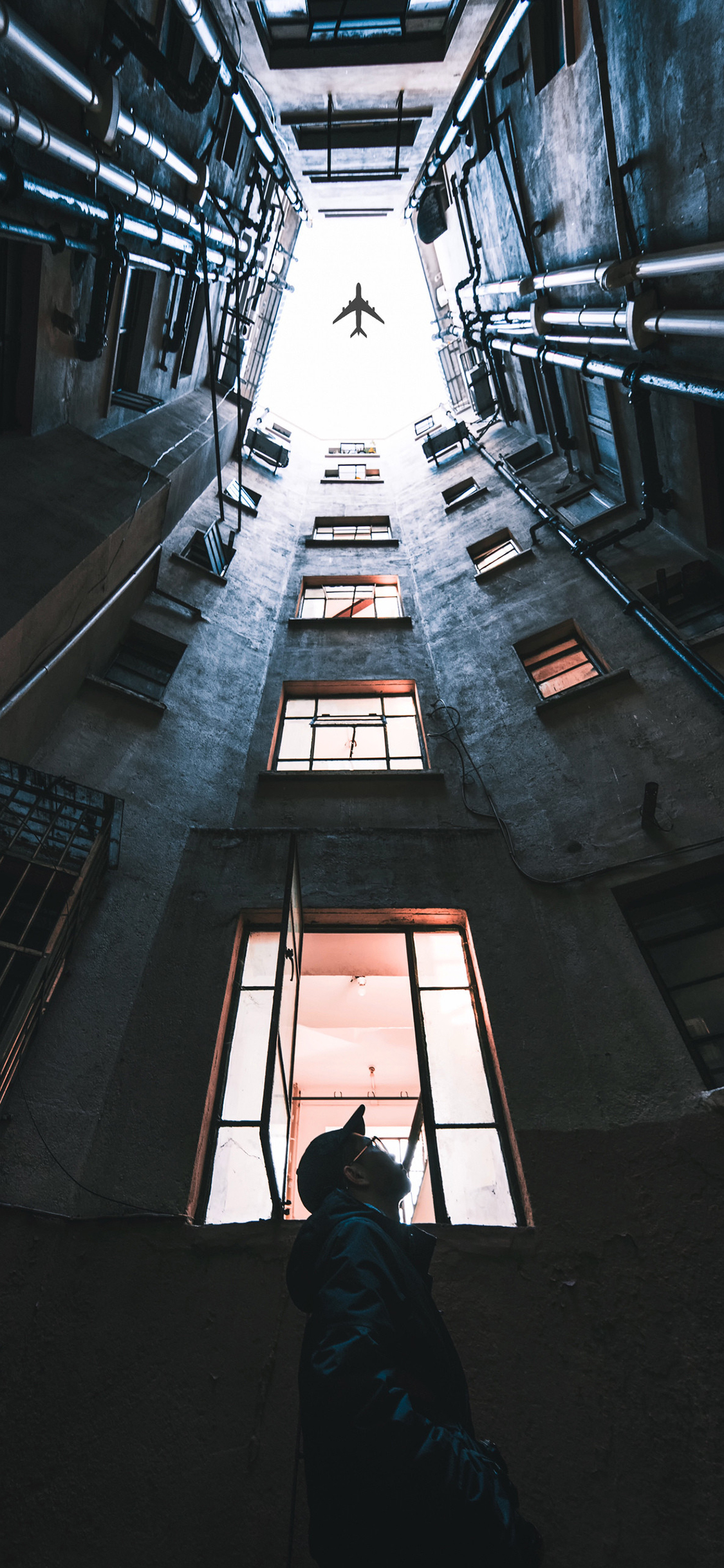 [2436×1125]飞机 建筑 仰望 飞行 天空 楼房 苹果手机壁纸图片