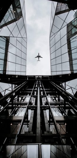 [2436x1125]飞机 建筑 飞行 航空 仰视 黑白 苹果手机壁纸图片