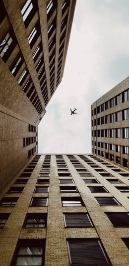 [2436x1125]飞机 建筑 高楼大厦 飞行 航空 苹果手机壁纸图片