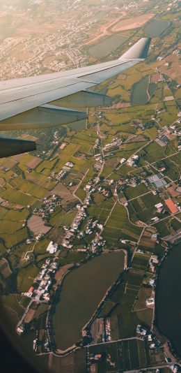 [2436x1125]飞机 机尾 农田 城市 苹果手机壁纸图片