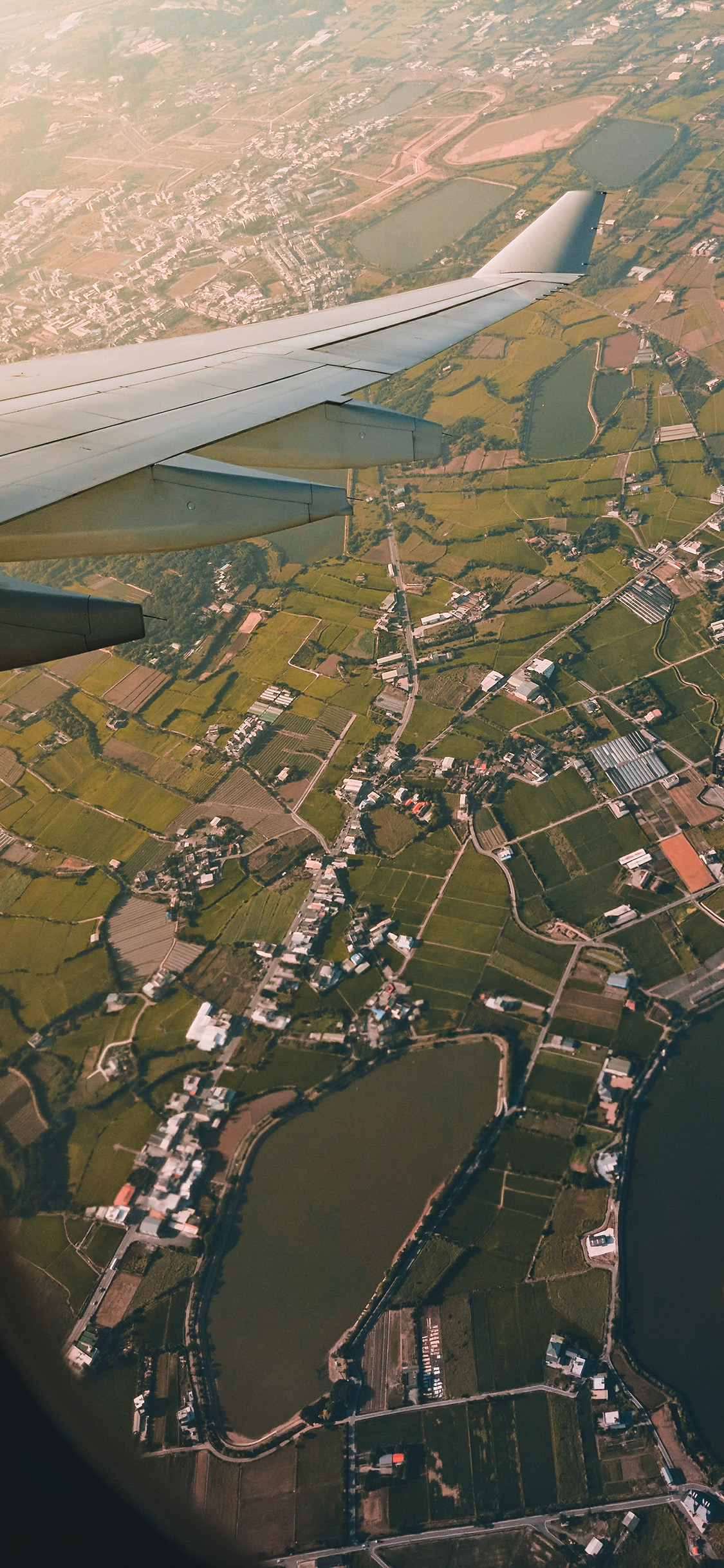 [2436×1125]飞机 机尾 农田 城市 苹果手机壁纸图片