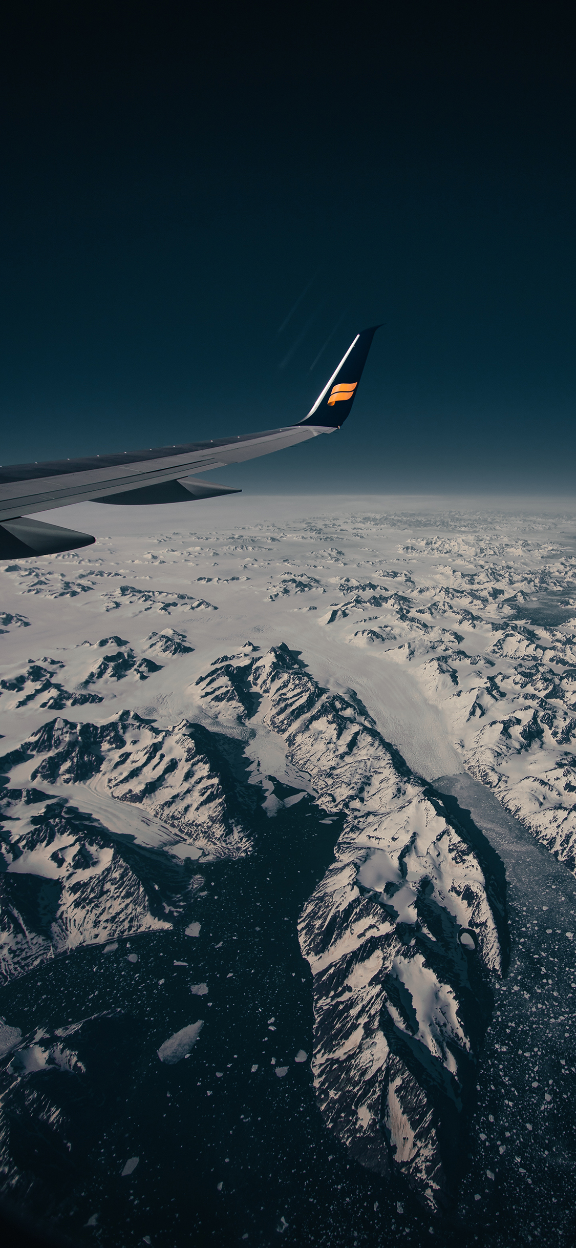 [2436×1125]飞机 机尾 山峰 表面 苹果手机壁纸图片
