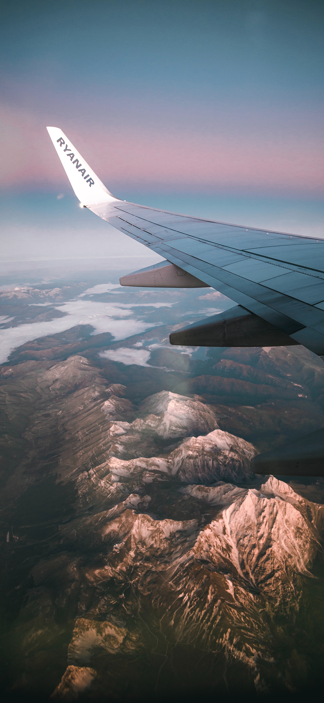 [2436×1125]飞机 机翼 山峰 美景 苹果手机壁纸图片