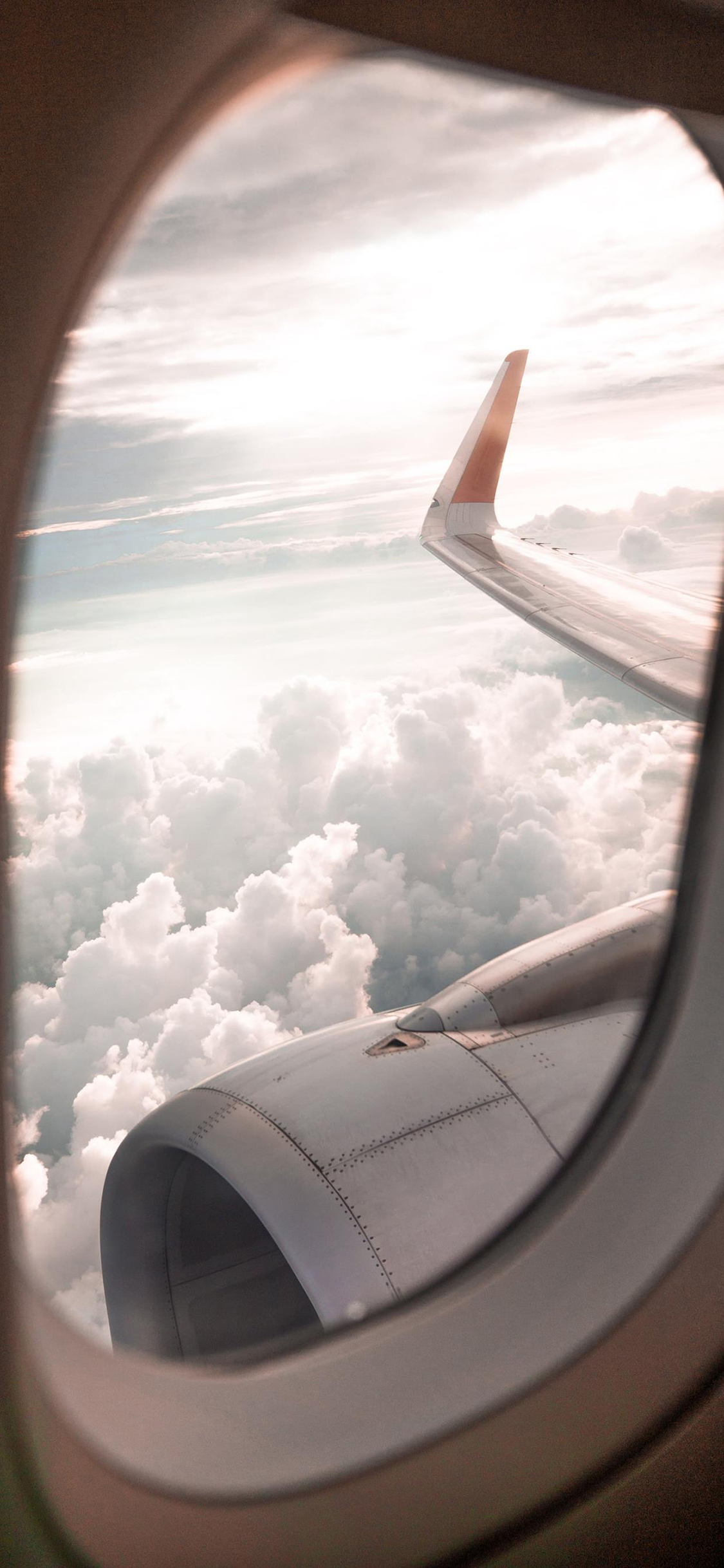 [2436×1125]飞机 机翼 飞行 云端 太空 苹果手机壁纸图片