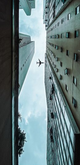 [2436x1125]飞机 飞行 航空 建筑 楼房 苹果手机壁纸图片