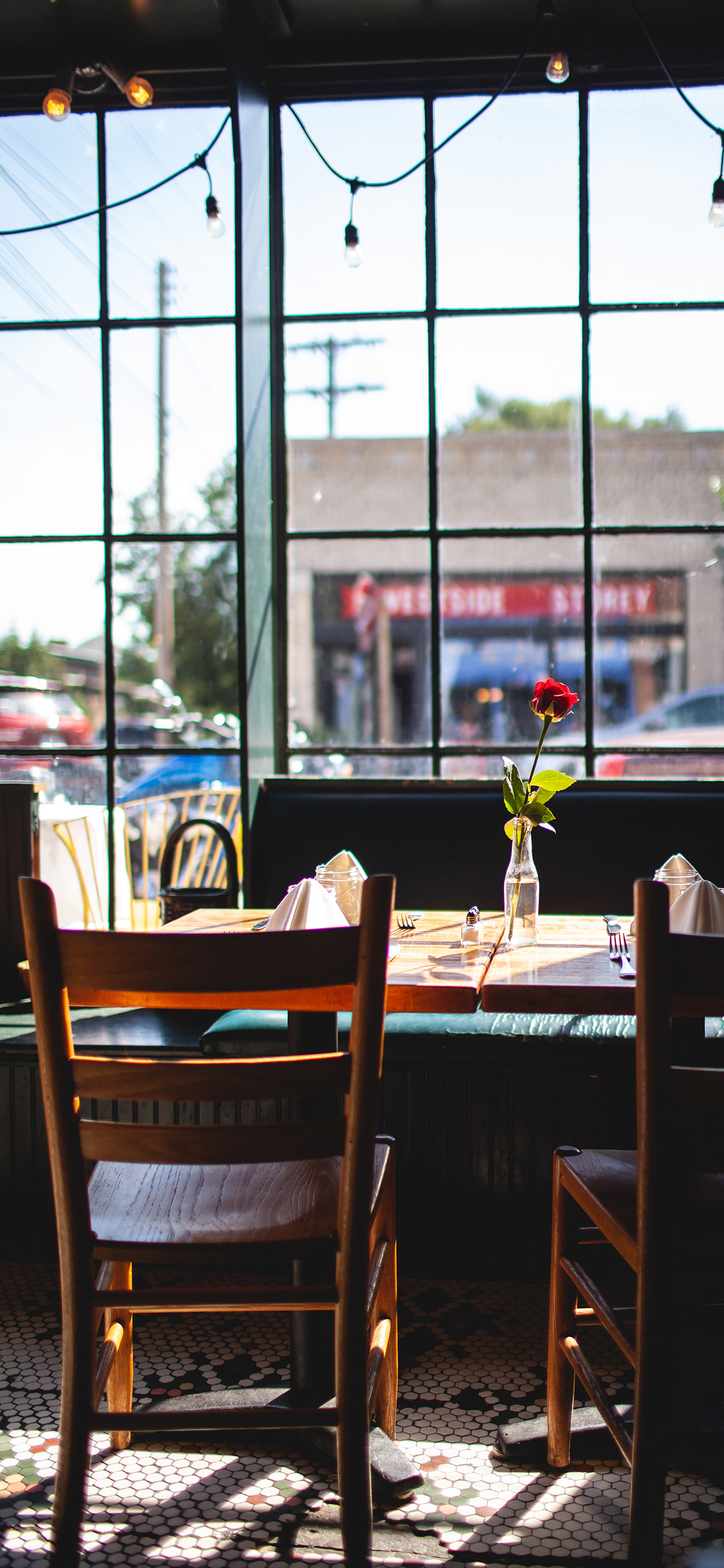 [2436×1125]餐厅 桌椅 花瓶 插花 苹果手机壁纸图片