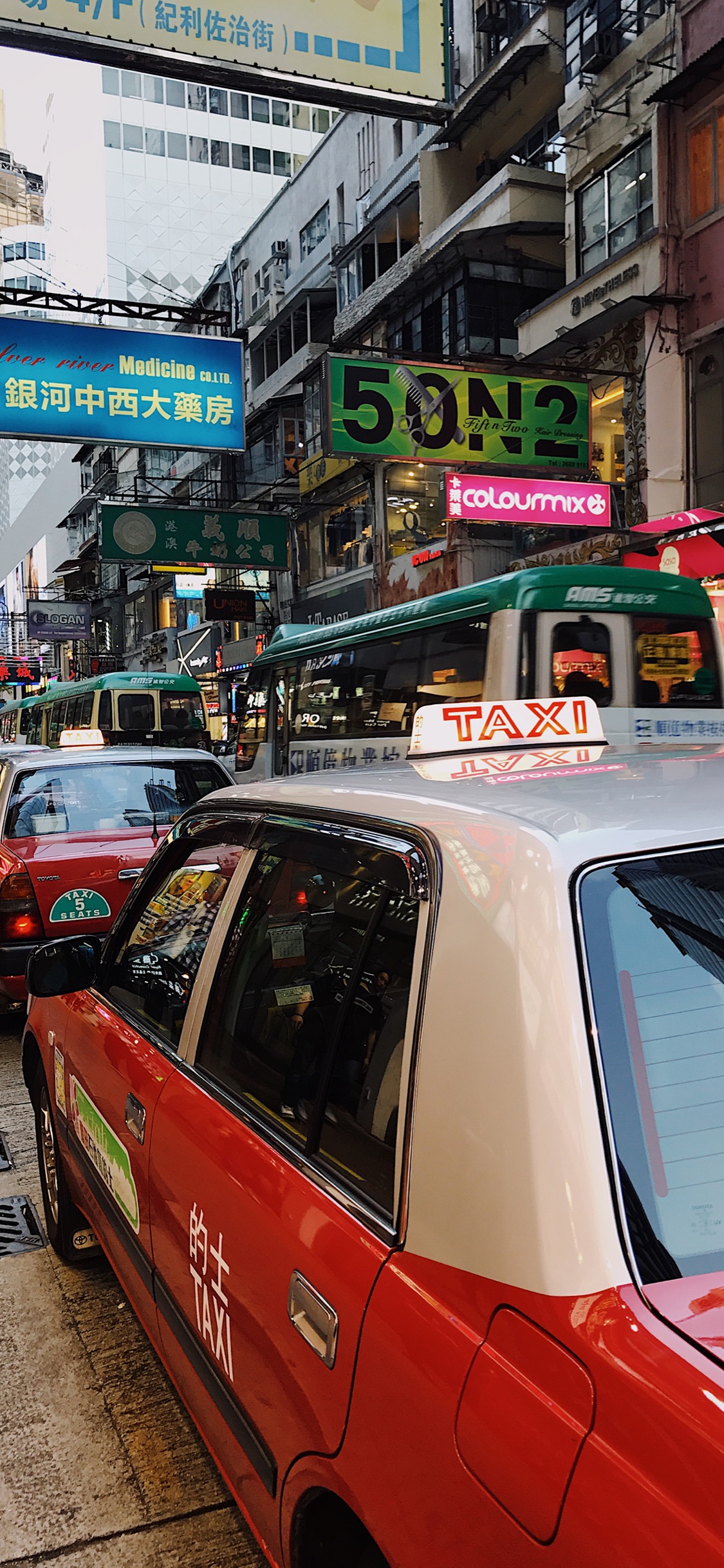 [2436×1125]香港 的士 街道 城市 苹果手机壁纸图片