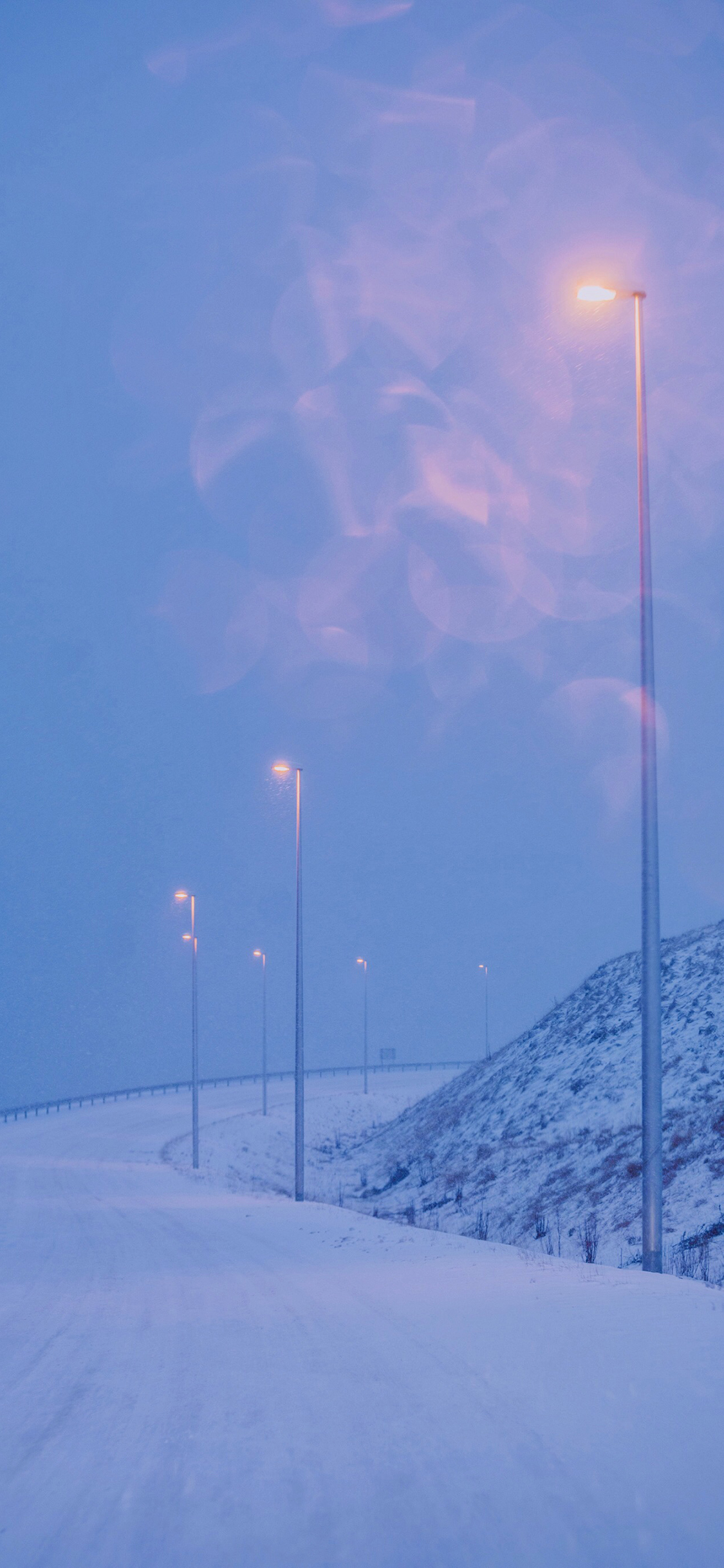 [2436×1125]马路 冬季 路灯 雪地 苹果手机壁纸图片