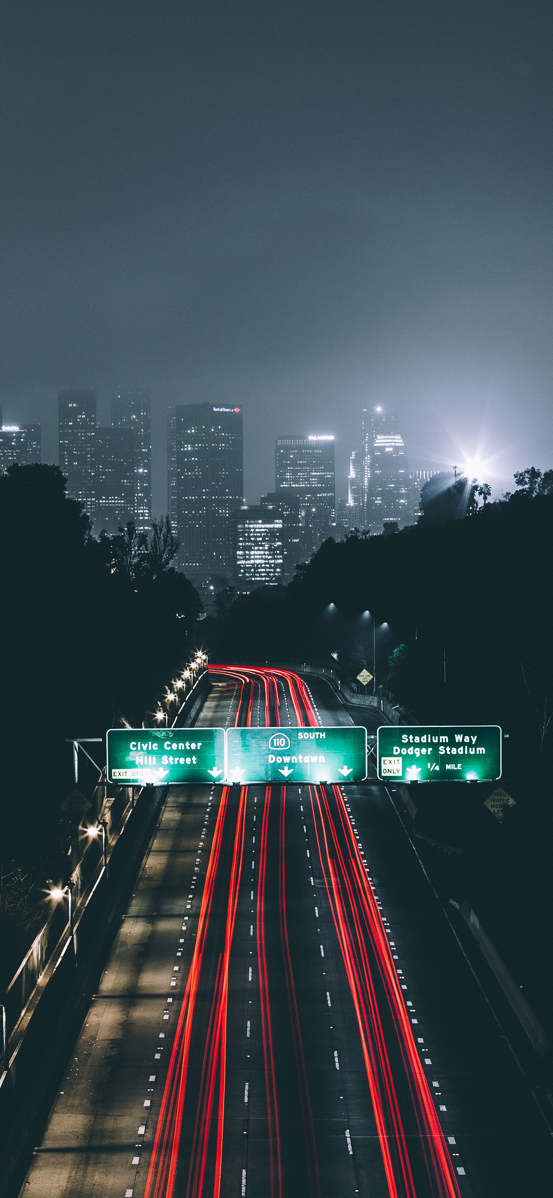 [2436×1125]马路 夜 城市 灯光 路牌 苹果手机壁纸图片