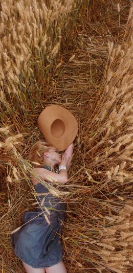 [2436x1125]麦田 户外 帽子 女孩 苹果手机壁纸图片