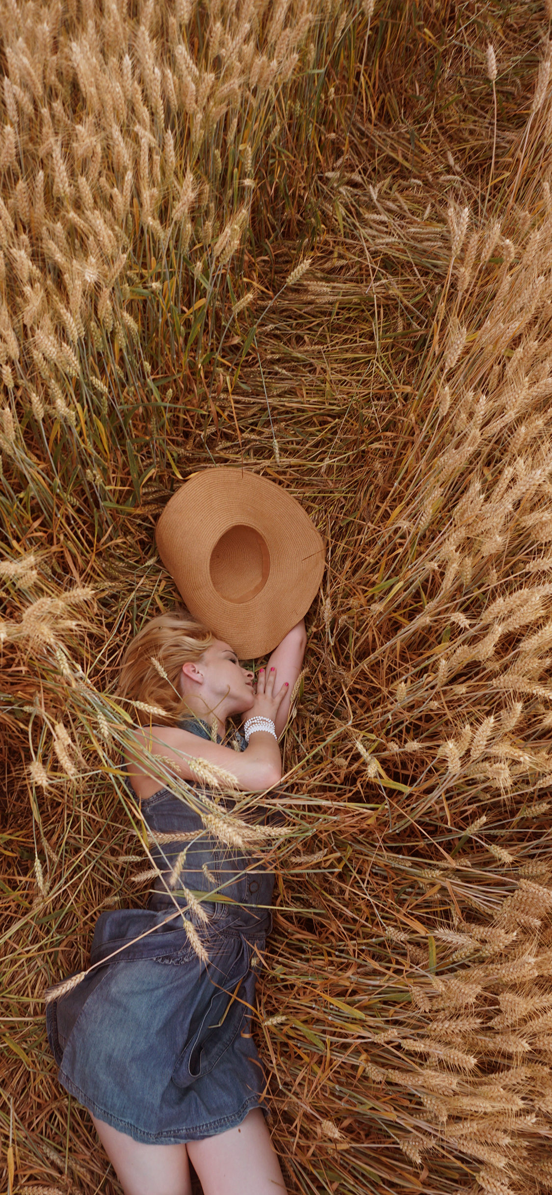 [2436×1125]麦田 户外 帽子 女孩 苹果手机壁纸图片