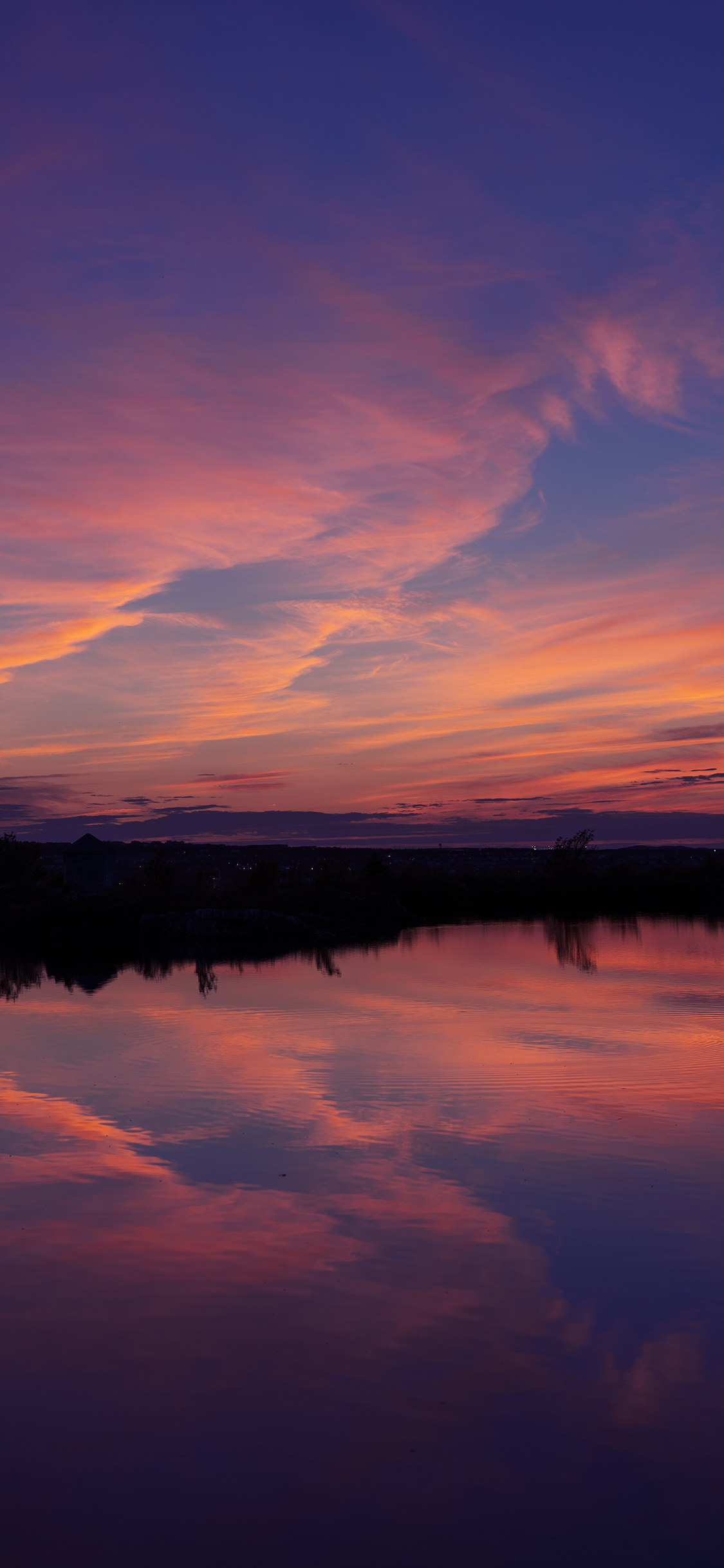 [2436×1125]黄昏 瞎眼 倒映 湖面 彩霞 苹果手机壁纸图片