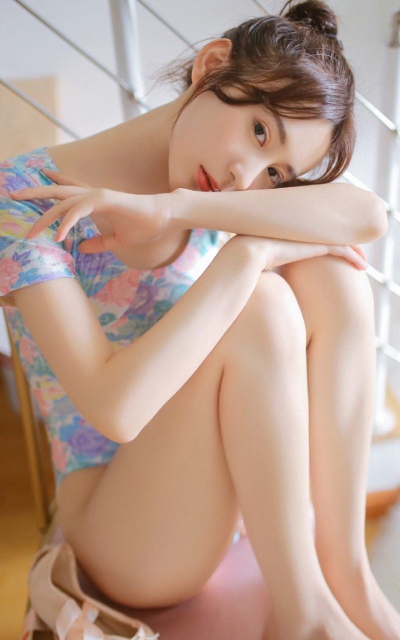 丸子头美腿美少女屈膝坐在凳子上好看壁纸
