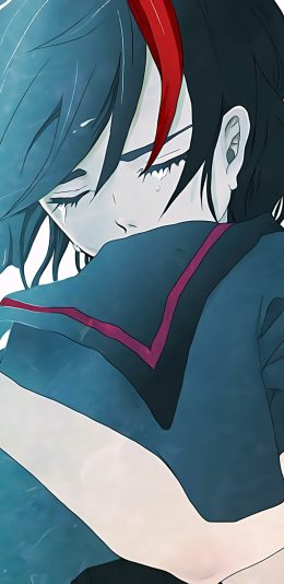 抱着衣服伤心哭泣的动漫少女