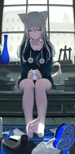 有双狐狸耳朵坐在窗台和咖啡的动漫女人物