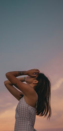 天空下性感撩发的时尚美女高清锁屏手机壁纸