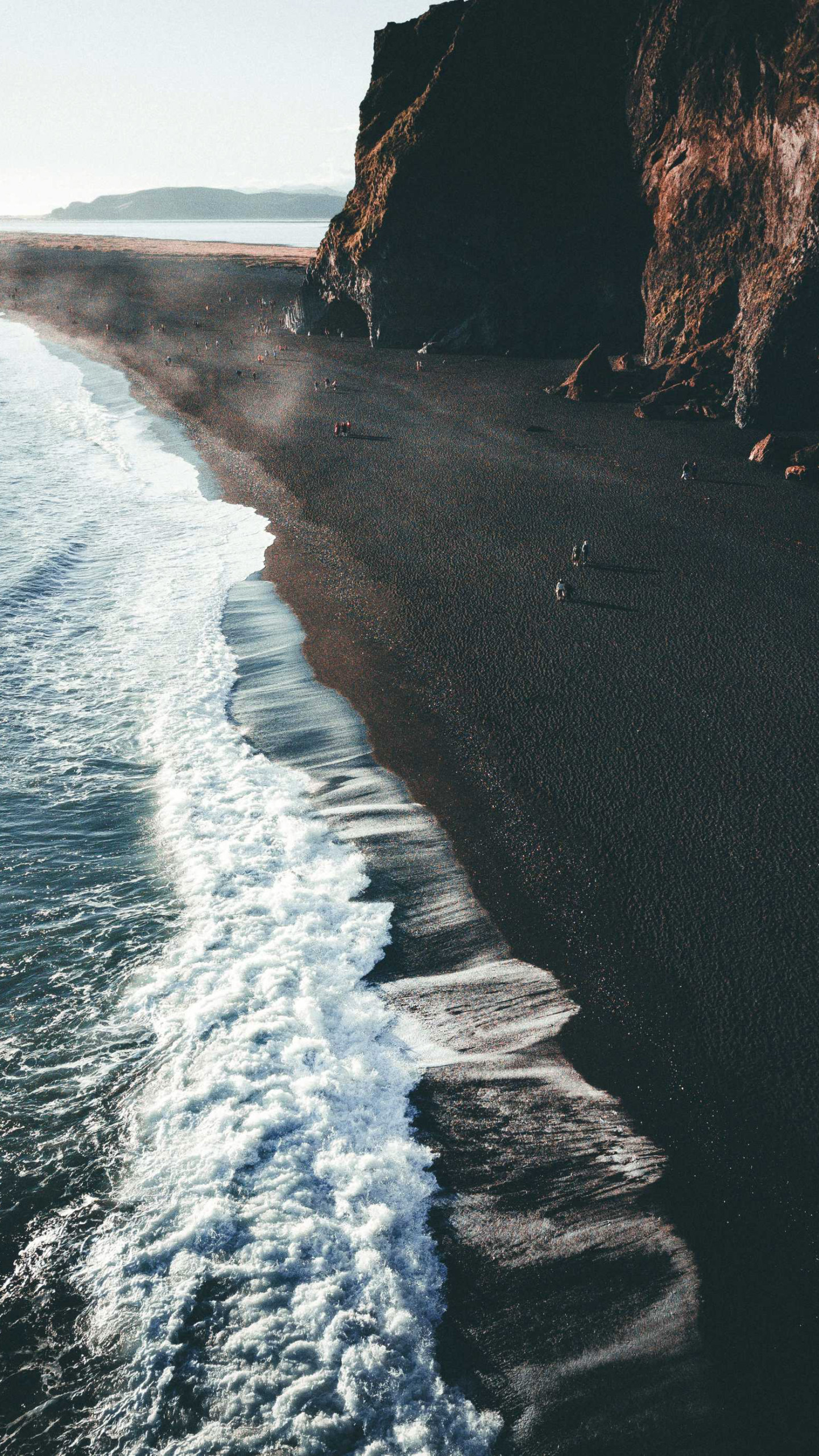 高崖峭壁前的海滩风景高清手机壁纸