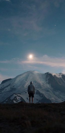 站在山顶看日落的登山少年风景壁纸