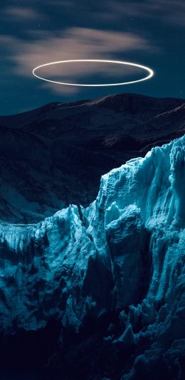 悬于大山上空的圆环