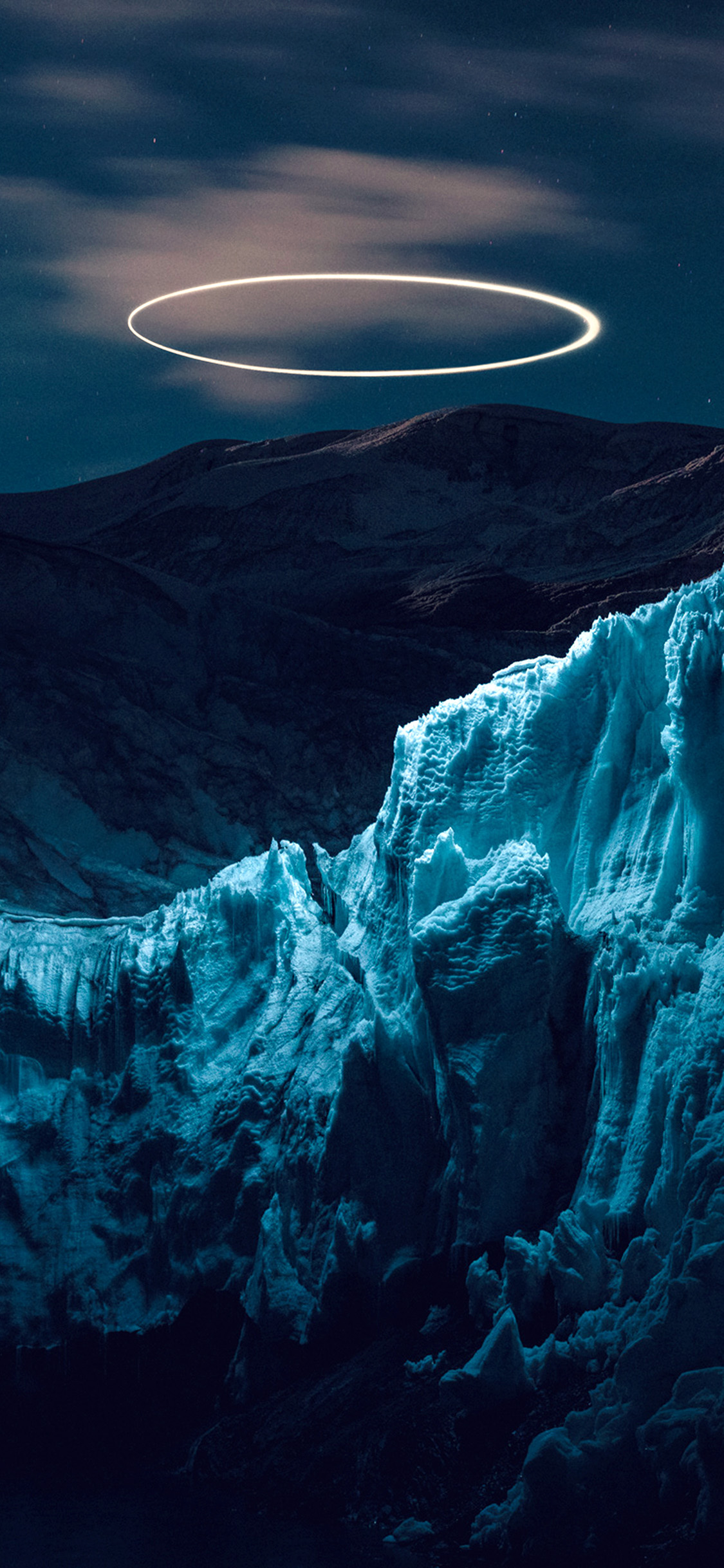 悬于大山上空的圆环