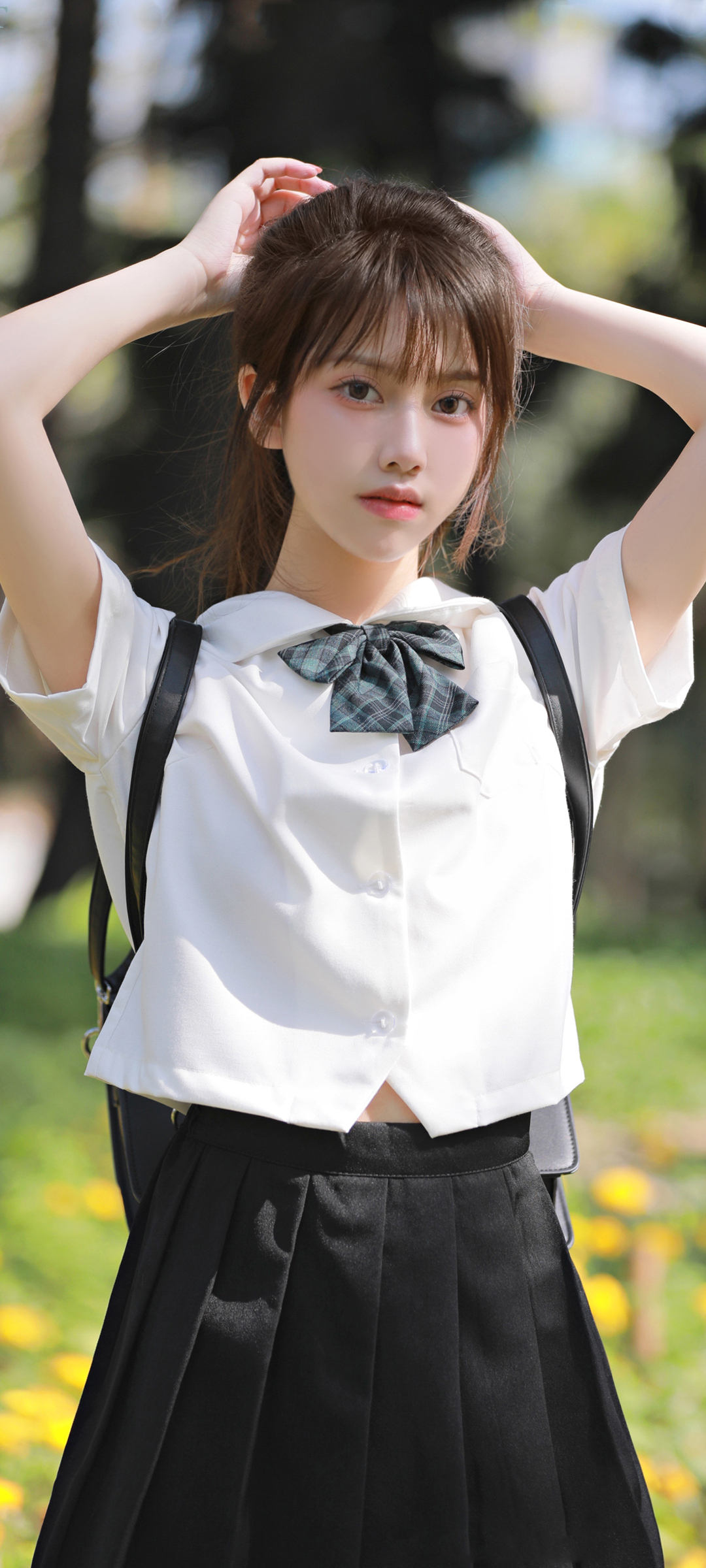 清纯美女 白色衬衫 黑色百褶裙 美女手机壁纸