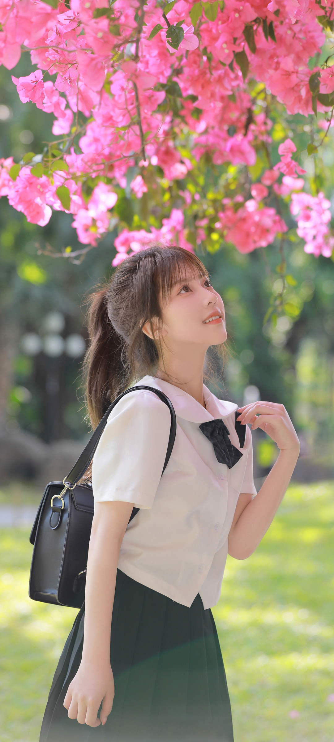 公园 鲜花 白色衬衫 黑色百褶裙清纯美女手机壁纸