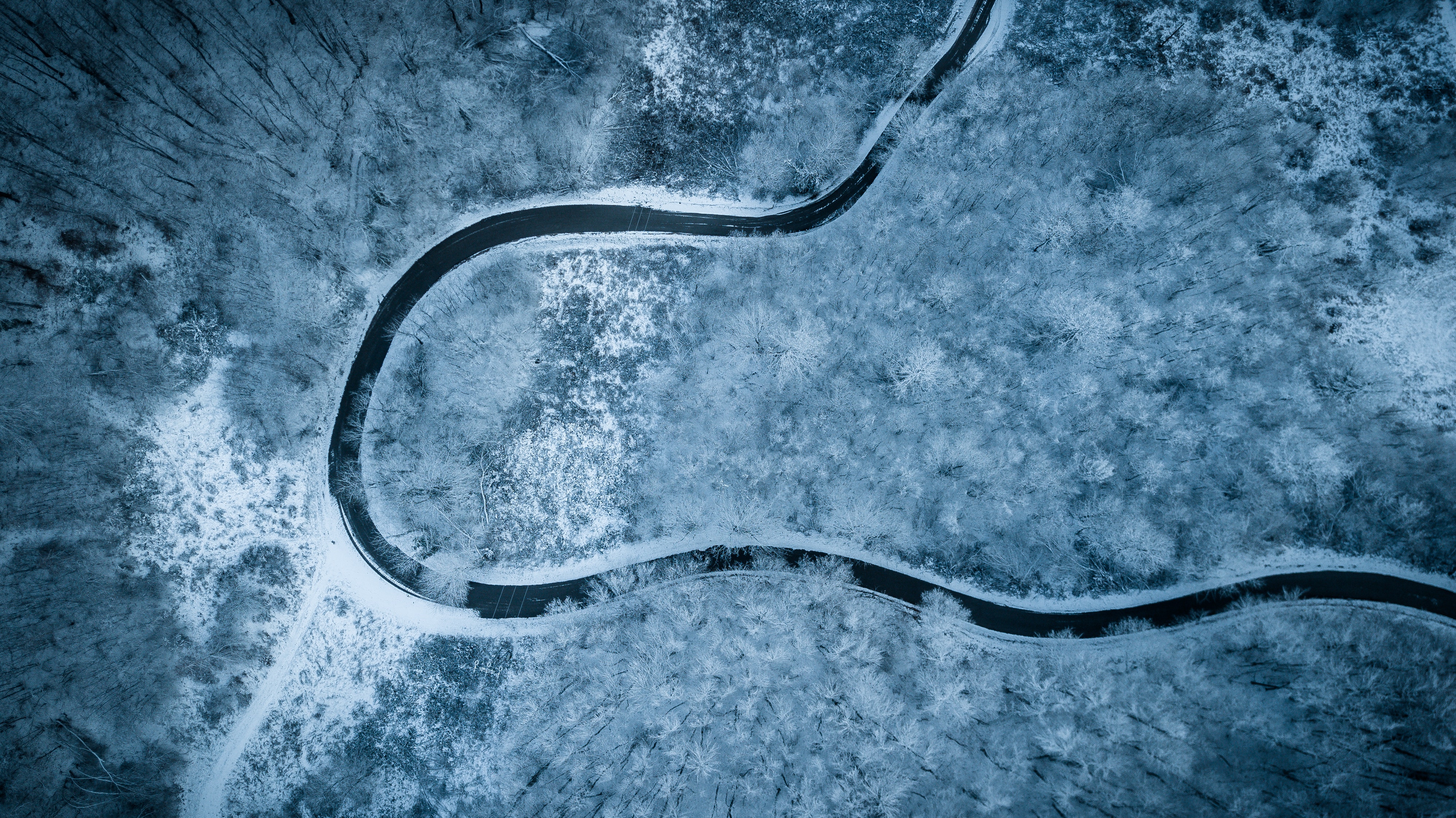 [电脑/手机]冬天雪景公路树林电脑壁纸