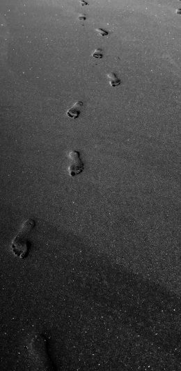 2160 × 3840沙滩上的脚印手机壁纸