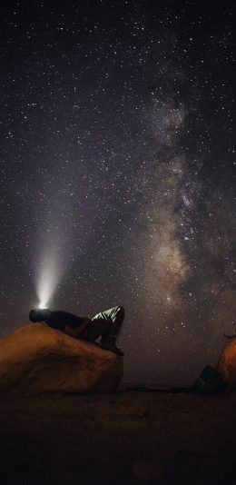 躺在石头上看星空 4K手机壁纸