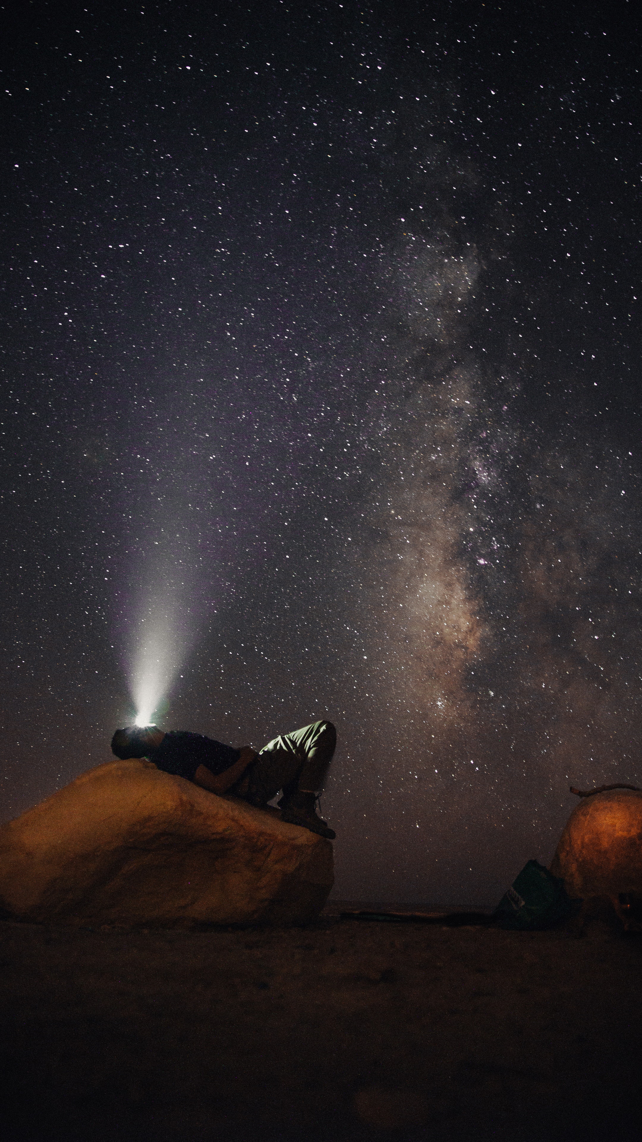 躺在石头上看星空 4K手机壁纸