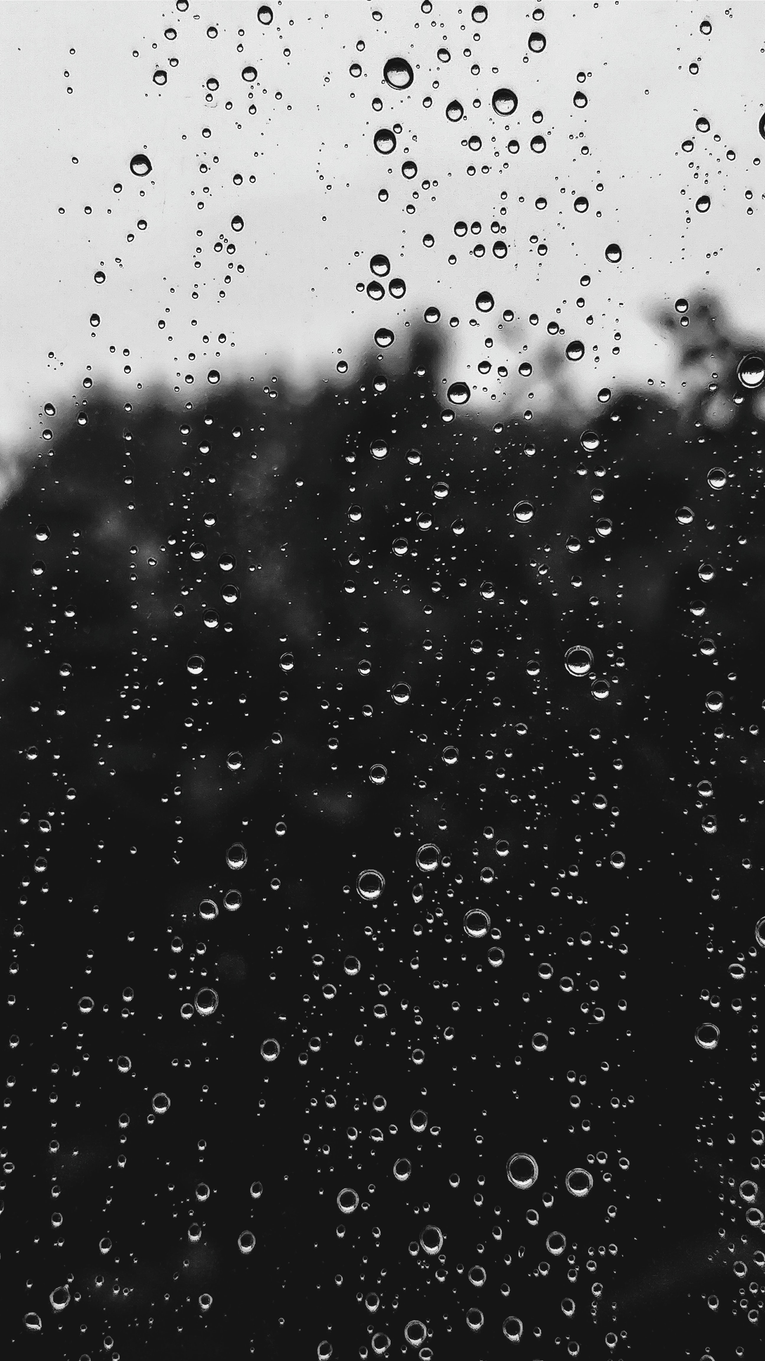 4K壁纸-玻璃上的雨滴