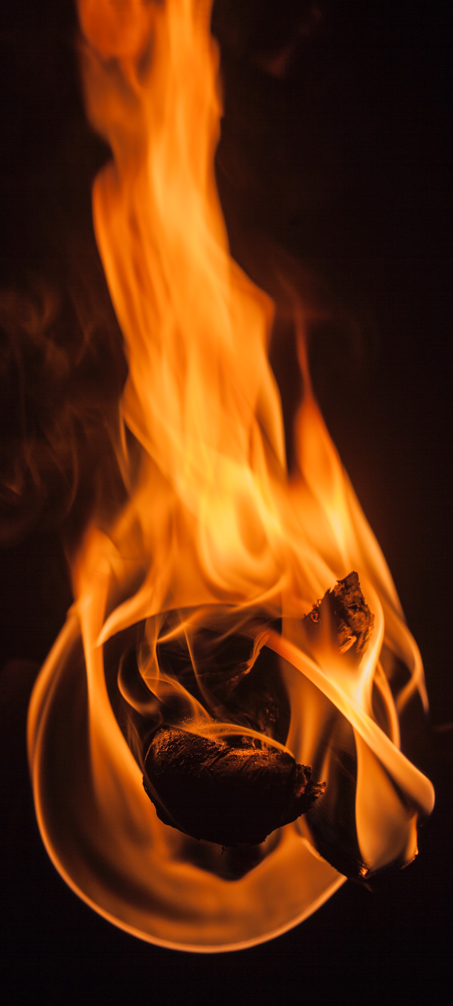 3200×1440手机壁纸 黑夜的一团火图片