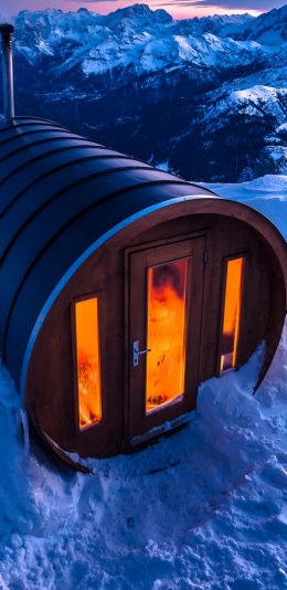 雪山上的小房子1080P电脑壁纸