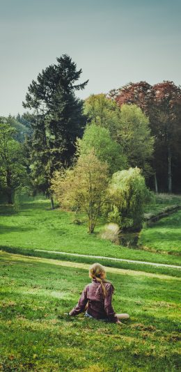 女孩 儿童 森林 草地 6k全面屏手机壁纸