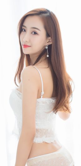 猫宝 白色蕾丝镂空睡衣2160x3840手机壁纸