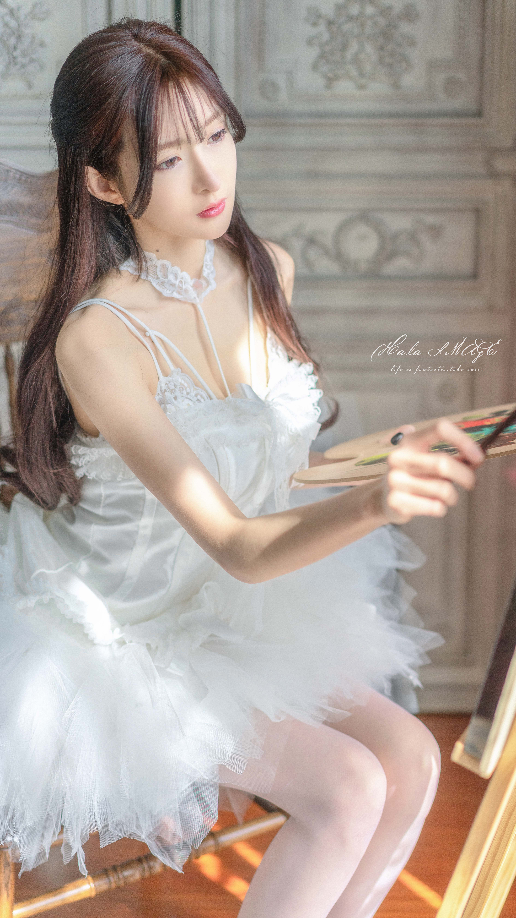 画画的美女白色裙子4k手机壁纸竖屏2160×3840