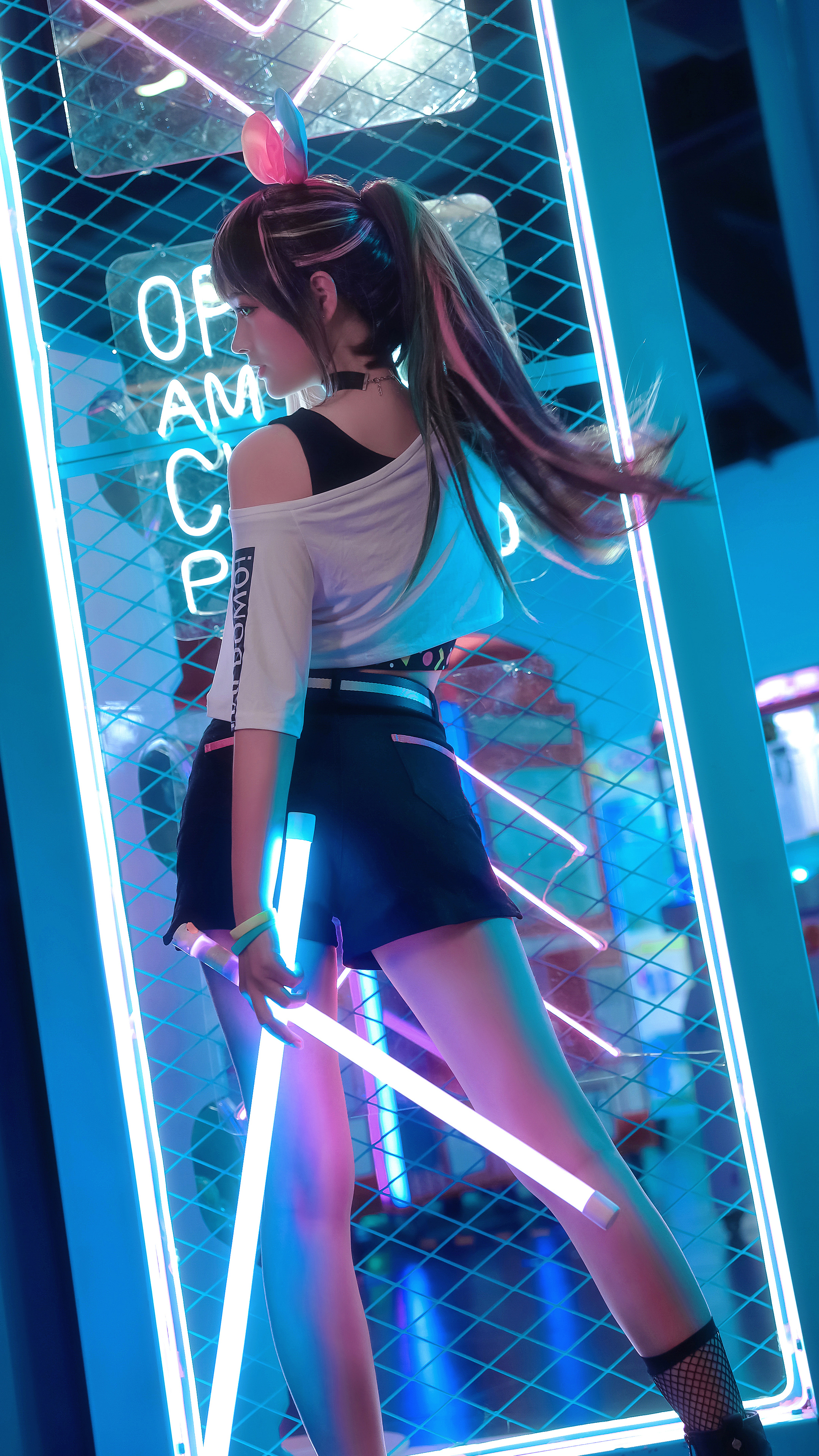 科幻少女 背影 好看身材 白色荧光棒4k手机壁纸竖屏美女2160×3840