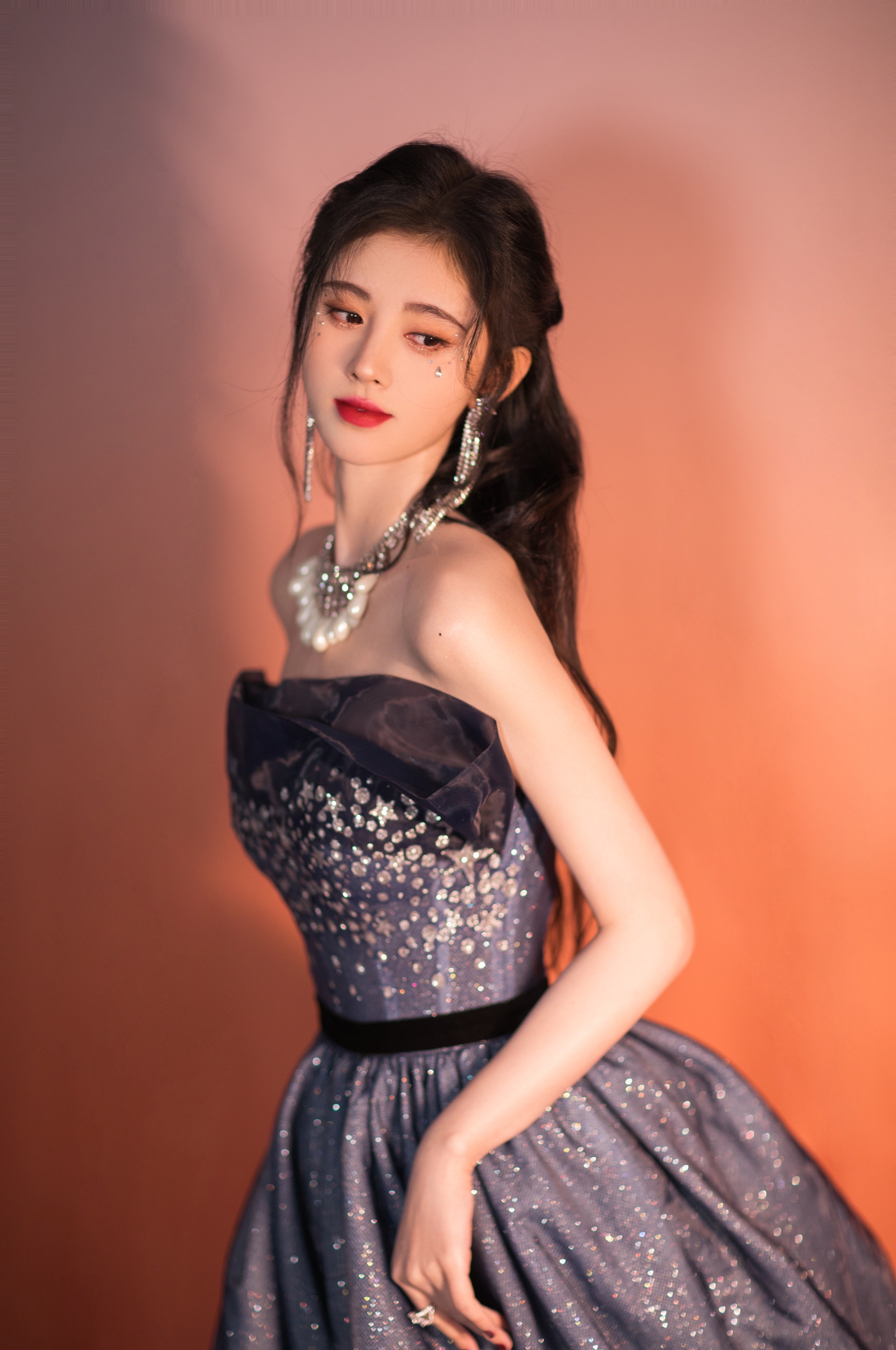 鞠婧祎露肩 抹胸裙 低胸裙 唯美4k手机壁纸竖屏美女